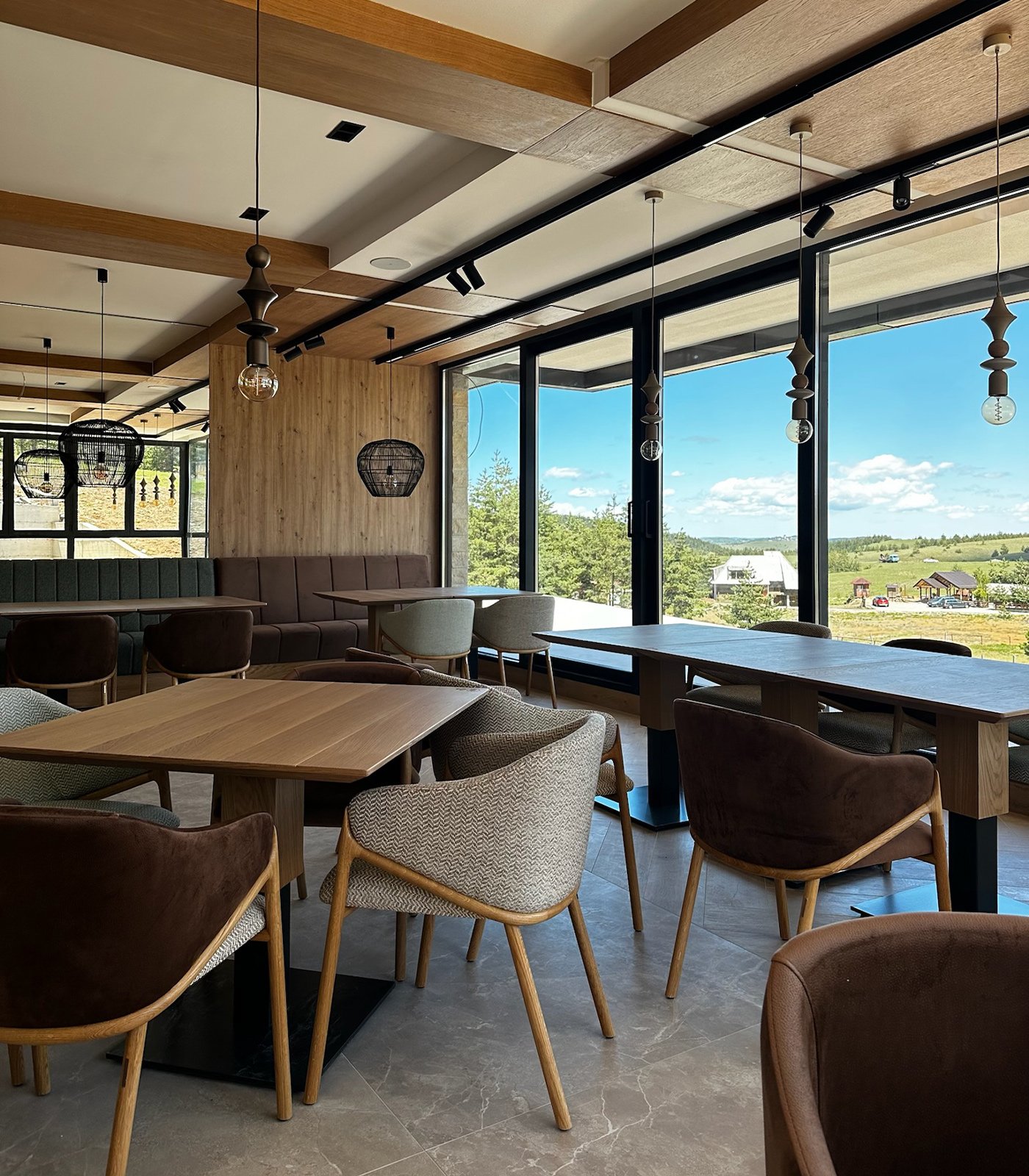 Topao enterijer restorana hotela O2 Tornik
